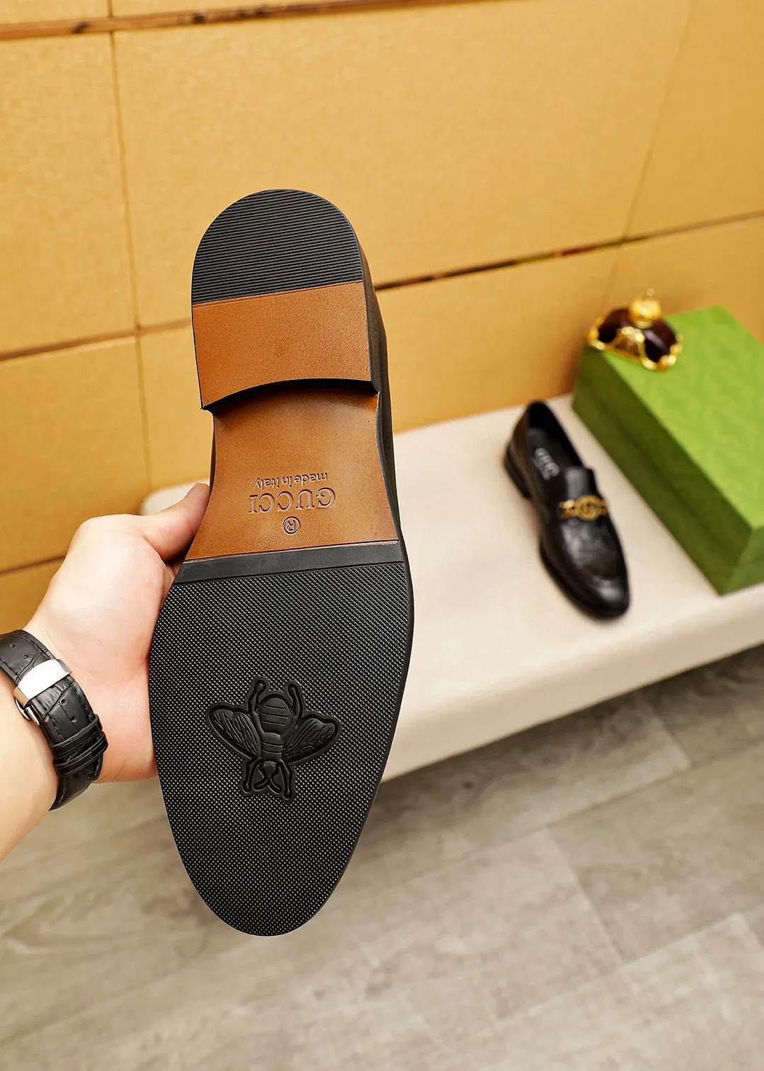 Men's shoes 💰400 💐 Product trademark: GUCCI "Gucci" casual leather shoes Regular size: 39-44 (38.45.46🉑️Customized) Product materials: Selected imported first-layer calfskin embossed upper + original hardware buckle, imported 🐑 sheepskin lining. Strong three-dimensional visual effect, combined outsole Color: 2⃣️colors available